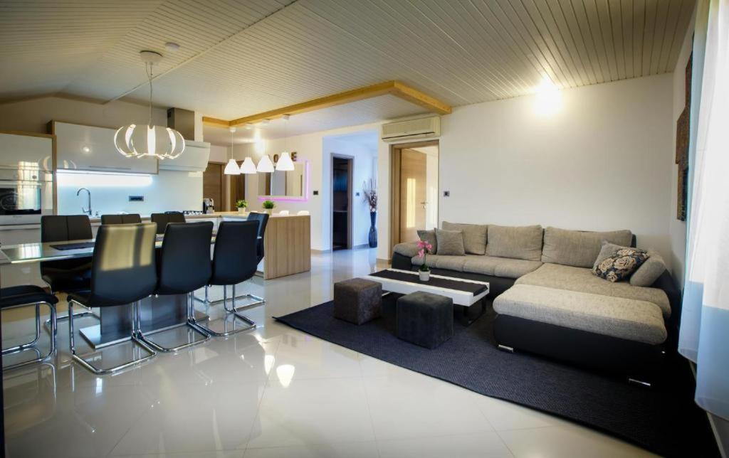Foric Apartments With Outdoor Heated Pool Rab Town Ngoại thất bức ảnh