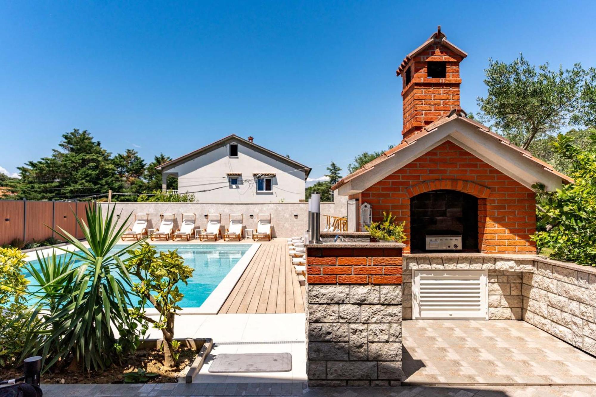 Foric Apartments With Outdoor Heated Pool Rab Town Ngoại thất bức ảnh