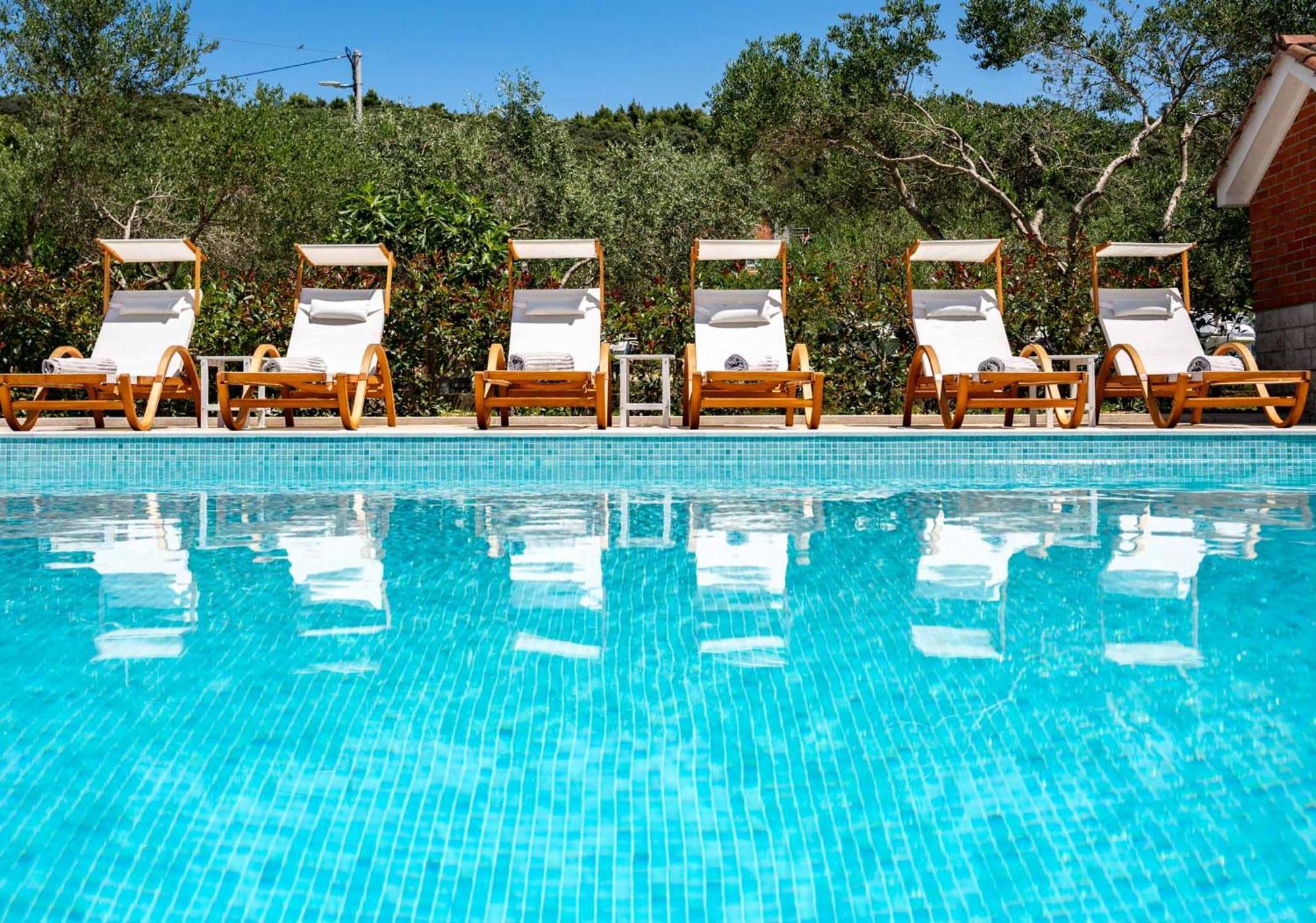 Foric Apartments With Outdoor Heated Pool Rab Town Ngoại thất bức ảnh