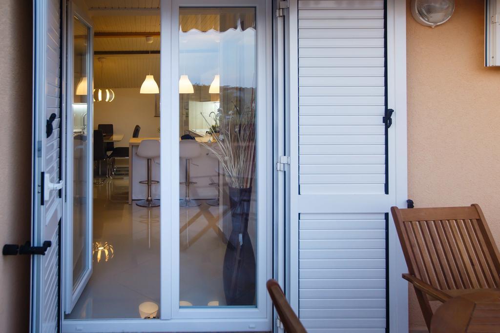 Foric Apartments With Outdoor Heated Pool Rab Town Ngoại thất bức ảnh