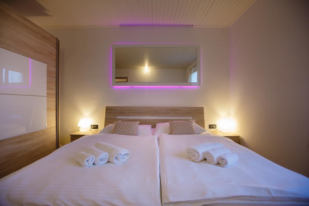 Foric Apartments With Outdoor Heated Pool Rab Town Ngoại thất bức ảnh